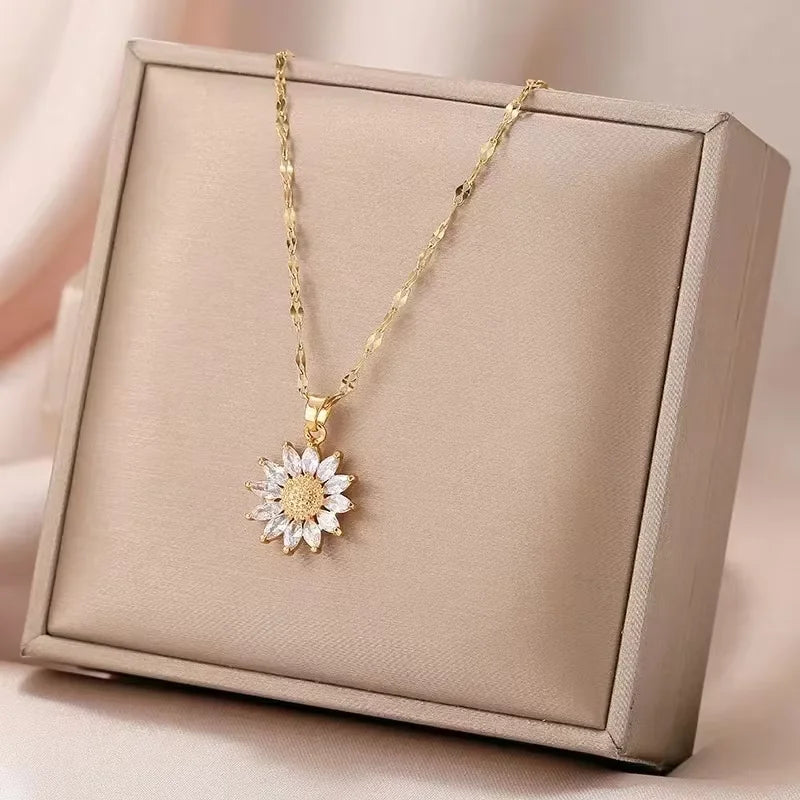 Collier Fleur Dorée Zircon Scintillant